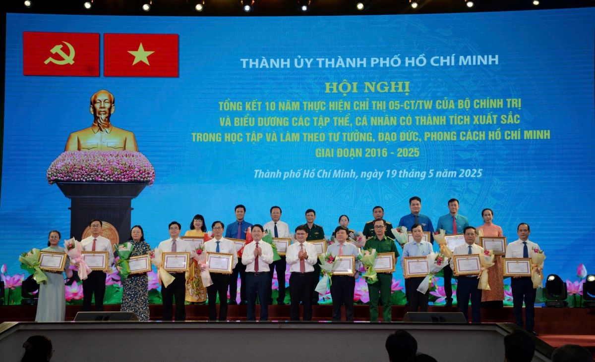 Lãnh đạo Thành ủy TP.HCM trao Bằng khen cho 195 cá nhân tiêu biểu (ảnh: Hà Khánh)