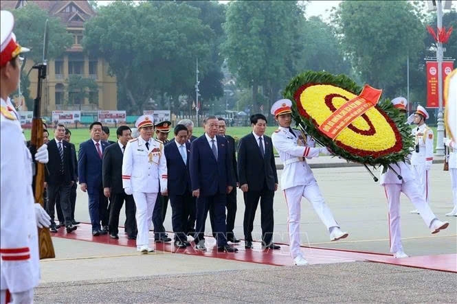 Lãnh đạo Đảng, Nhà nước cùng các Đại biểu Quốc hội dự Kỳ họp thứ 9 đặt vòng hoa và vào Lăng viếng Chủ tịch Hồ Chí Minh