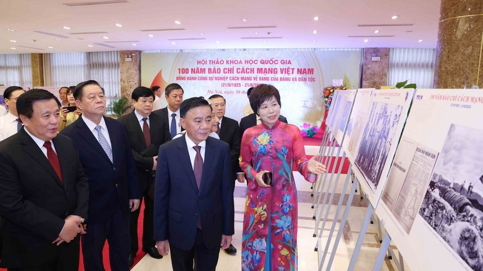 Các đại biểu tham quan trưng bày ảnh chuyên đề "Thành tựu 100 năm báo chí cách mạng Việt Nam" của Thông tấn xã Việt Nam.