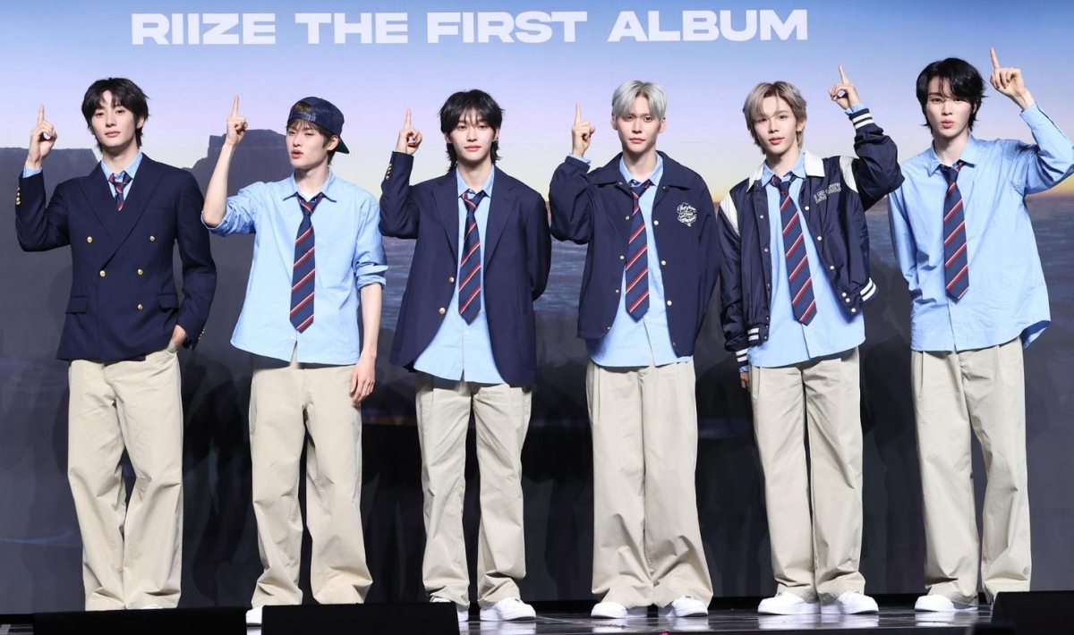 Các thành viên của nhóm nhạc nam K-pop RIIZE, từ trái qua: Anton, Sohee, Wonbin, Eunseok, Shotaro và Sungchan, tạo dáng trong buổi ra mắt album "ODYSSEY". (Ảnh: Yonhap)