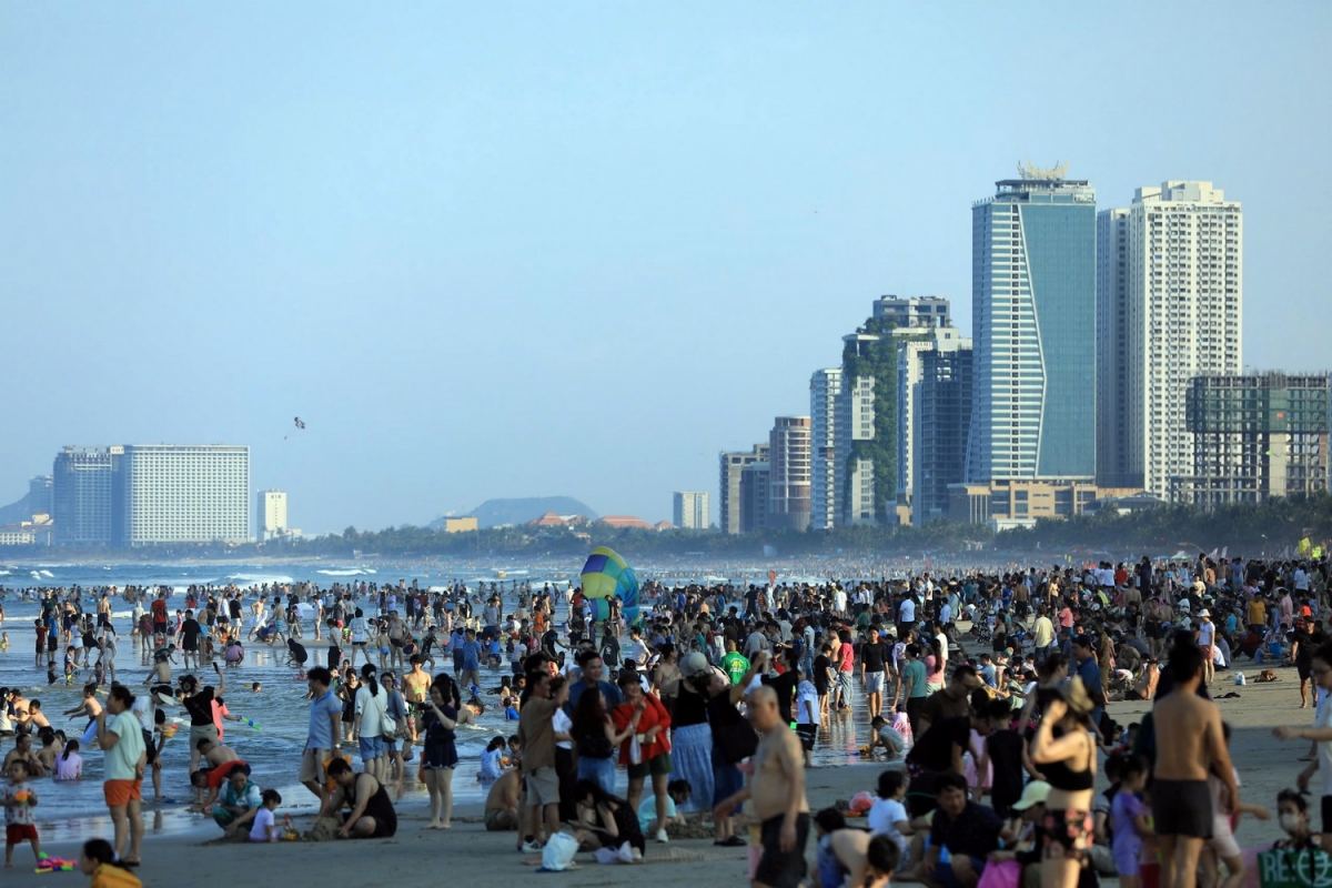 Bãi biển du lịch Đà Nẵng đông kín người dân và du khách