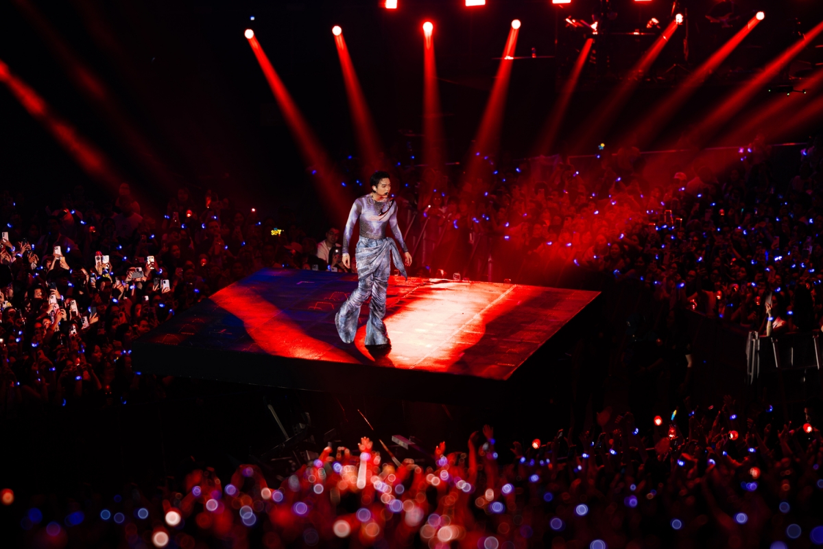 Tiếp nối sự rực cháy, SOOBIN khiến khán giả ngạc nhiên khi nhảy múa giữa lòng trung tâm sân khấu. Những tác phẩm như Bật nó lên, Lu mờ, Ai mà biết được, Trò chơi lần lượt được vang lên tại nhiều điểm không gian trên những sân khấu phụ được sắp đặt giữa trung tâm hàng ngàn khán giả để tạo ra những trải nghiệm cảm xúc đặc biệt.