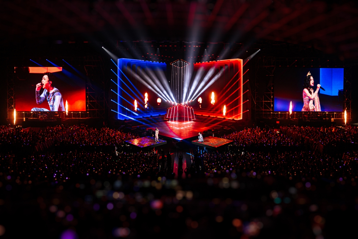 Đặc biệt, khán giả liên tục choáng ngợp với hệ thống âm thanh và ánh sáng khủng tại "Soobin Live Concert: All-Rounder". Theo tiết lộ trước đó, sân khấu của concert được đầu tư hoành tráng với hệ thống LED toàn phần hiện đại để mang đến trải nghiệm hình ảnh trực quan, sống động cho người xem trực tiếp.