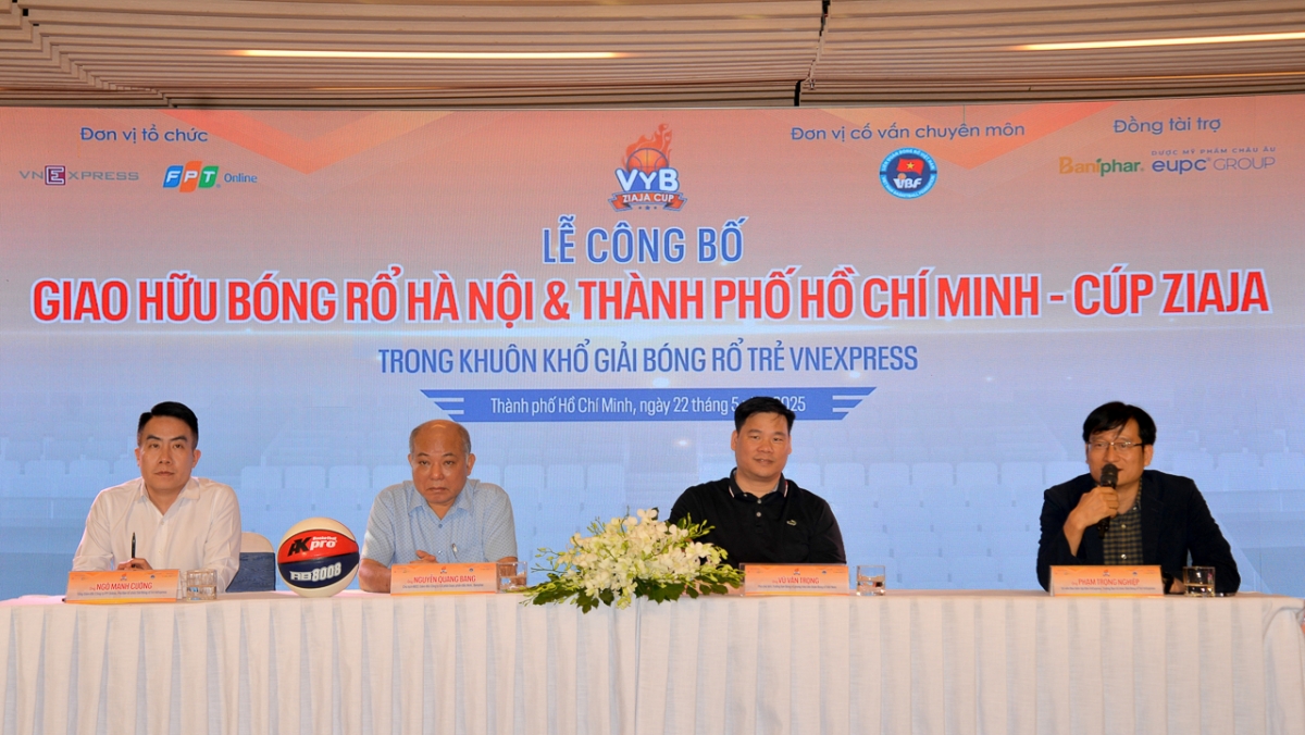 Ban Tổ chức trả lời câu hỏi báo chí.