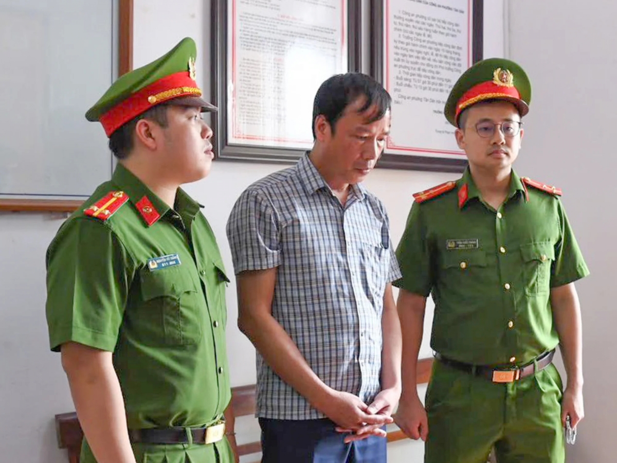 Ông Văn Mạnh Thắng (áo kẻ), Chủ tịch UBND xã Thạch Khoán, huyện Thanh Sơn. (Ảnh: Công an tỉnh Phú Thọ)