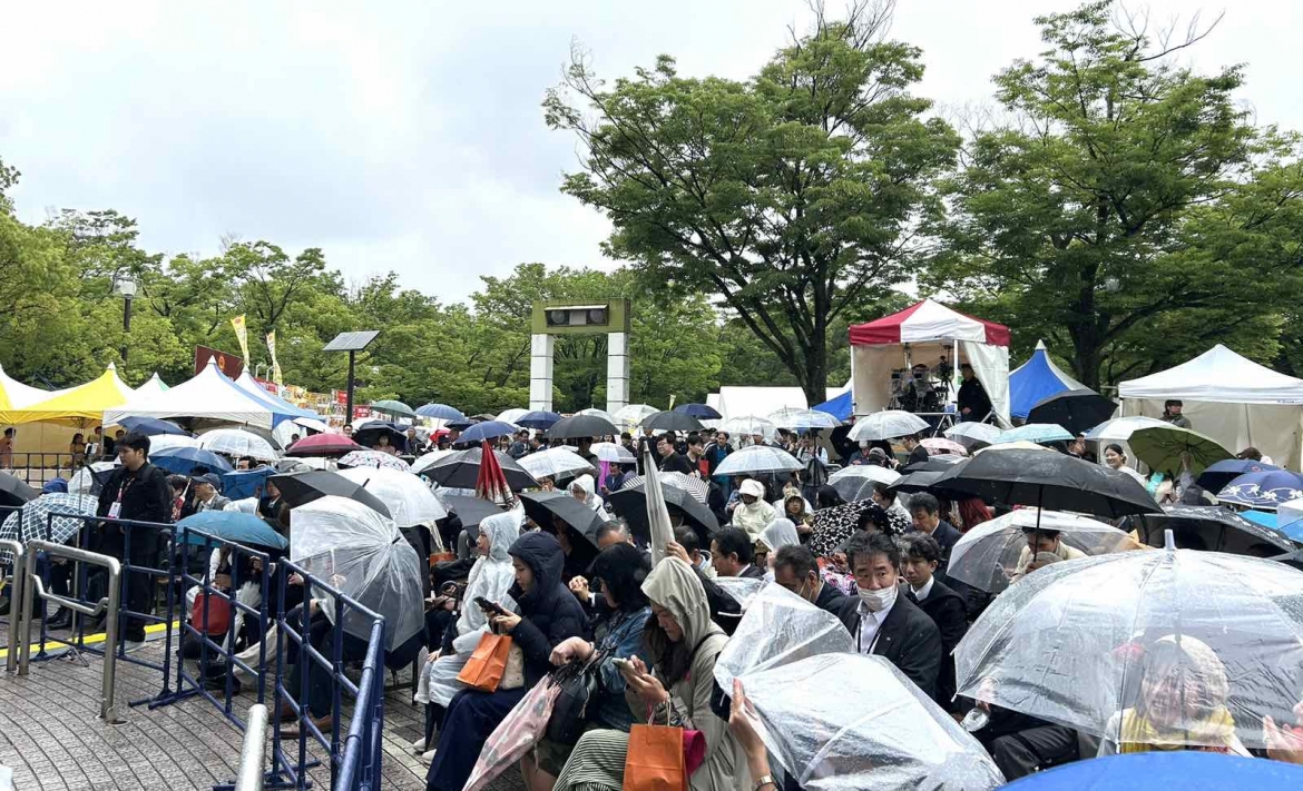 Bất chấp thời tiết mưa gió, lễ hội thu hút hàng chục ngàn người dân Tokyo và các vùng phụ cận, cùng Cộng đồng người Việt Nam tại Nhật Bản. Ảnh: VOV-Tokyo
