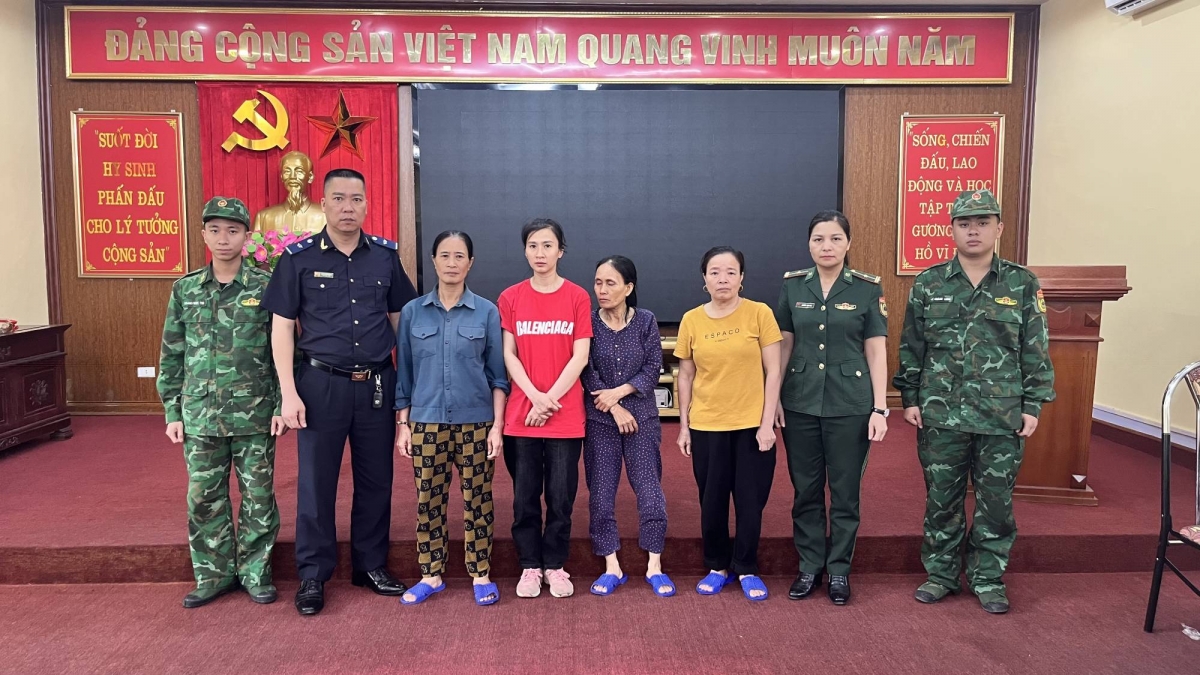 4 đối tượng (đứng giữa) vận chuyển ngoại tệ qua biên giới bị bắt giữ