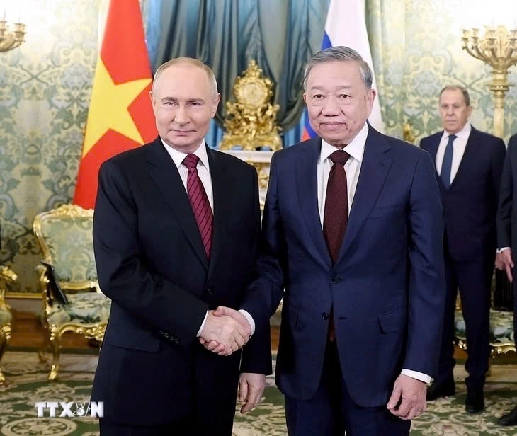 Tổng Bí thư Tô Lâm bắt tay Tổng thống Nga Putin trước hội đàm hẹp - Ảnh: TTXVN