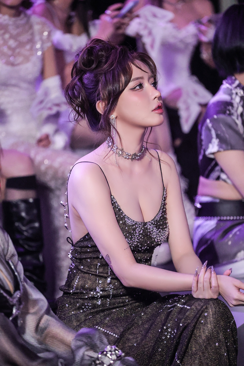 "Em xinh" Bích Phương áp lực khi là thành viên lớn tuổi nhất.