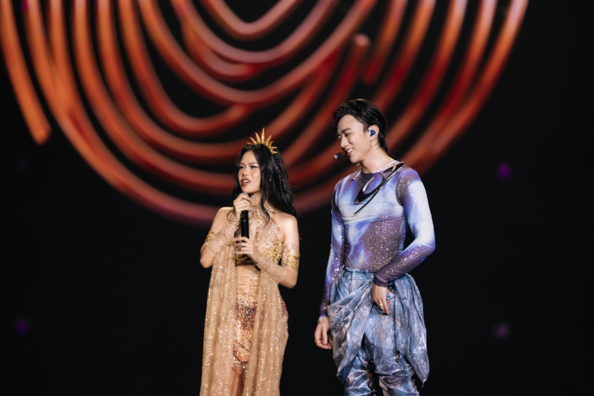 Góp phần tạo nên đêm diễn thành công rực rỡ của SOOBIN là những trình diễn của các nghệ sĩ khách mời Tlinh, Binz, JustaTee và Rhymastic.