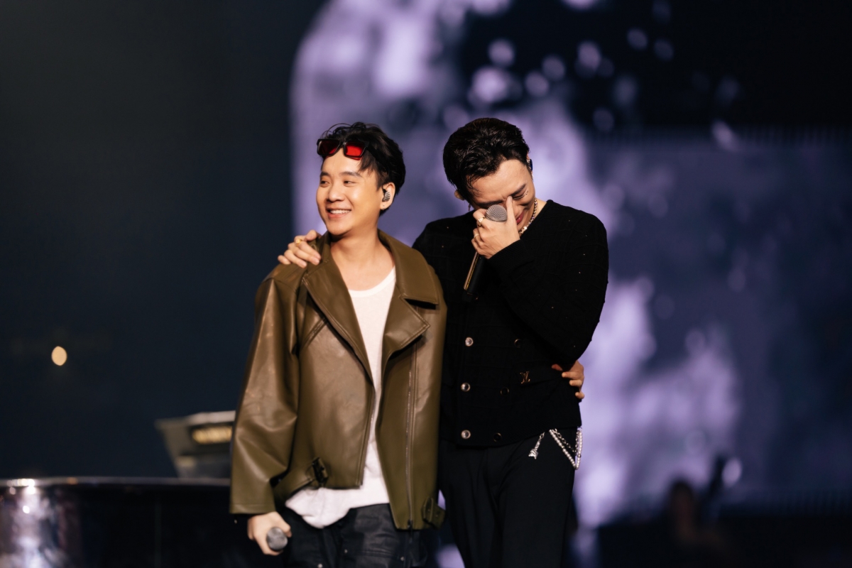 SOOBIN có màn song ca đặc biệt với nam ca sĩ Justatee, người anh thân thiết trong nghề, chứng kiến quá trình trưởng thành trong âm nhạc của anh.