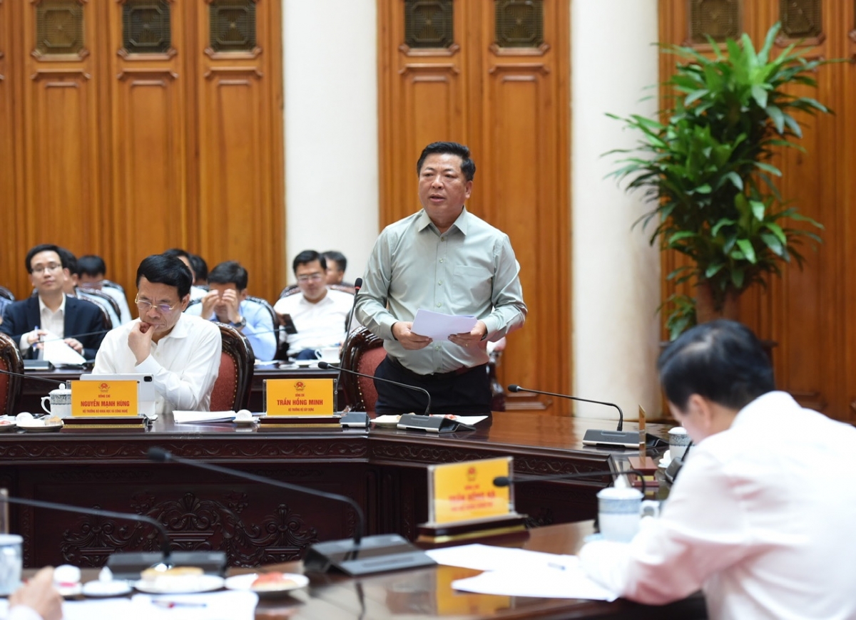 Bộ trưởng Bộ Xây dựng Trần Hồng Minh báo cáo tại phiên họp