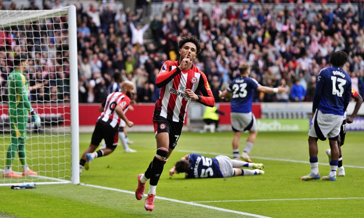 Kevin Schade ghi bàn đưa Brentford vượt lên dẫn trước 2-1. (Ảnh: Getty)