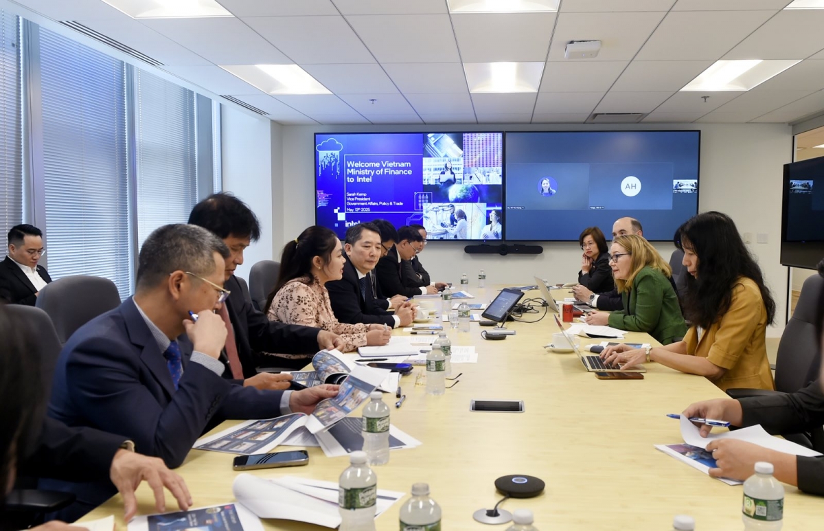 Buổi làm việc giữa đoàn công tác bộ Tài chính và lãnh đạo Intel.