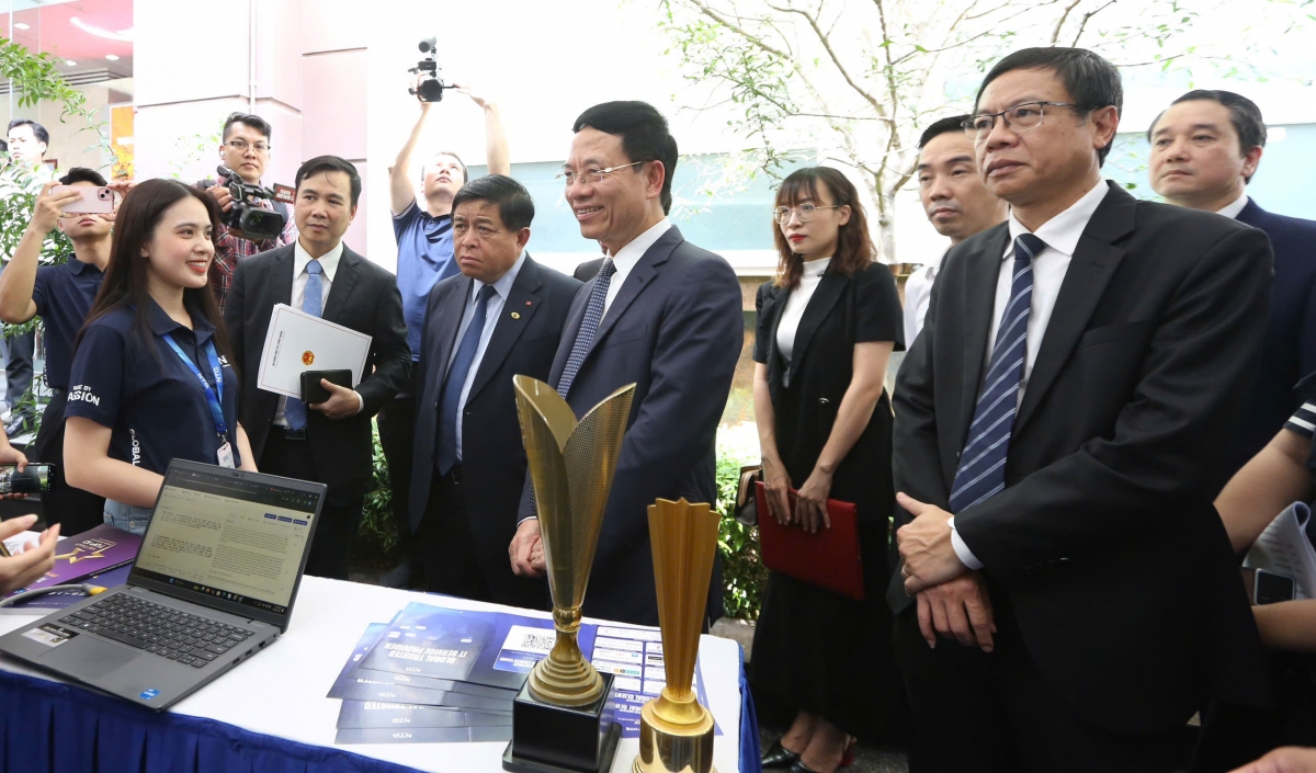 Phó Thủ tướng Nguyễn Chí Dũng, Bộ trưởng Nguyễn Mạnh Hùng và các đại biểu thăm khu vực trưng bày thành tựu khoa học công nghệ chiều 16/5. (Ảnh: TTTT)