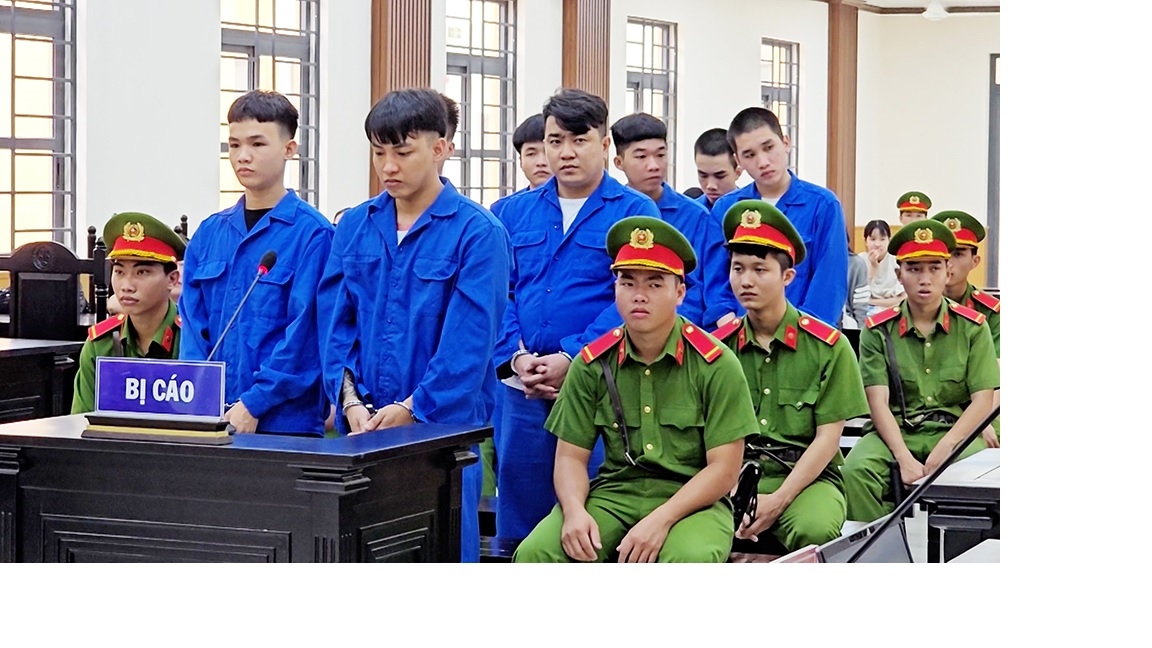 Các bị cáo Trung, Tâm, Nhàn, Huy, Khang, Nguyên,Tây và Nhựt tại phiên toà sơ thẩm
