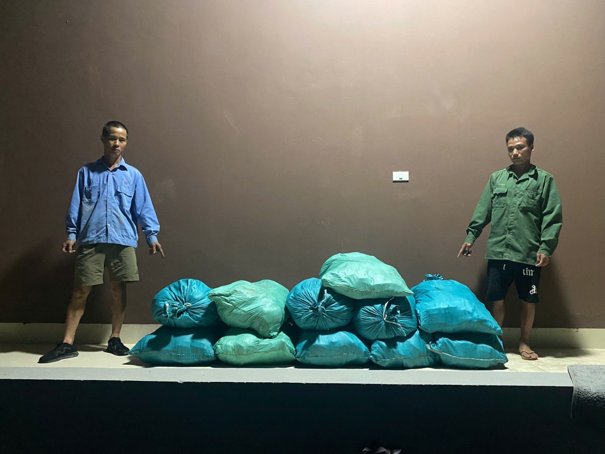 Các đối tượng Lục Văn Lạnh và Nông Văn Hảo cùng tang vật bị lực lượng Biên phòng cửa khẩu Sóc Giang (Bộ đội Biên phòng Cao Bằng) bắt giữ. Ảnh: Bộ đội Biên phòng Cao Bằng