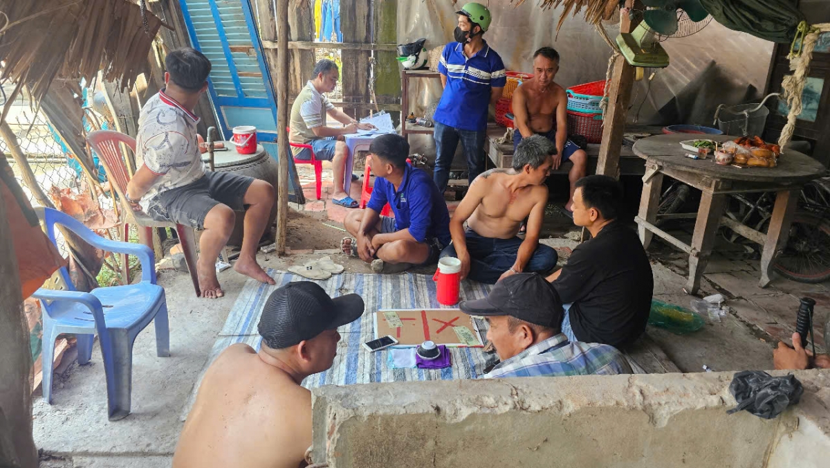 Các đối tượng tham gia lắc tài xỉu bị lập biên bản xử lý