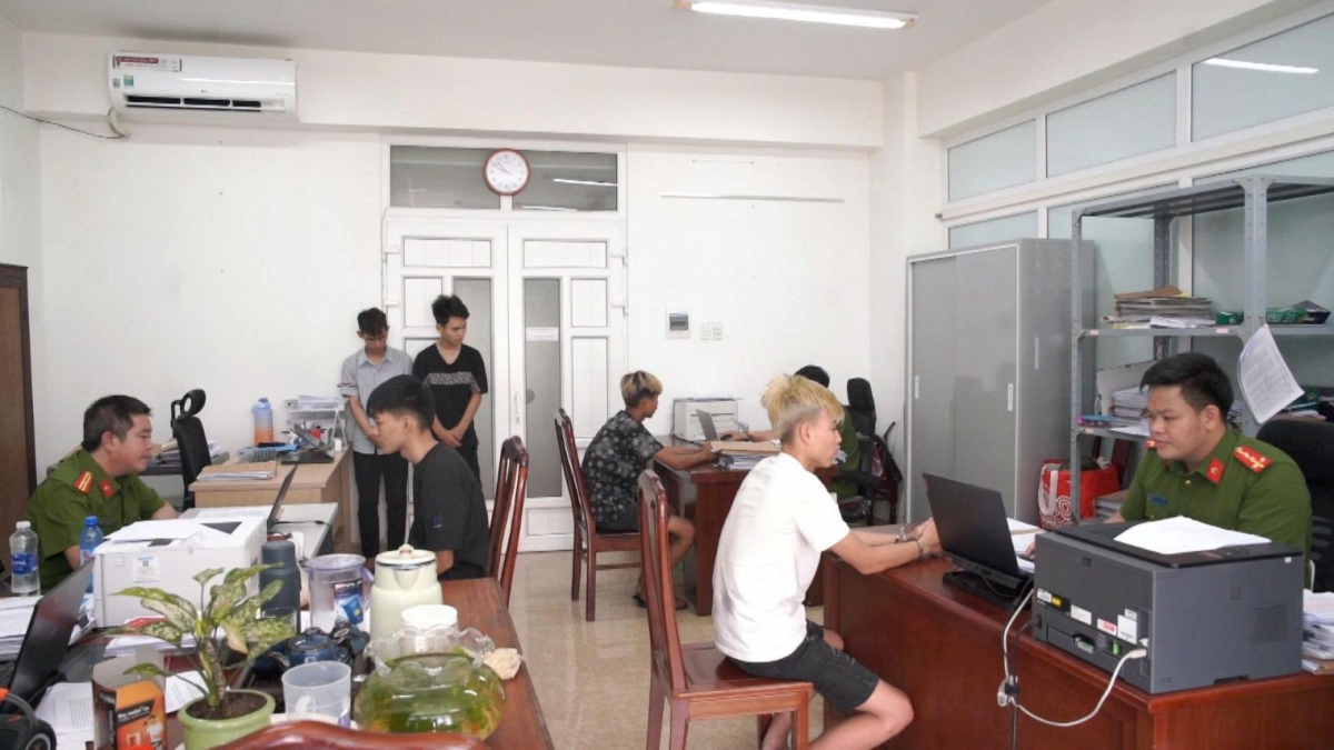 Các đối tượng trộm xe máy tại cơ quan Công an thành phố Huế