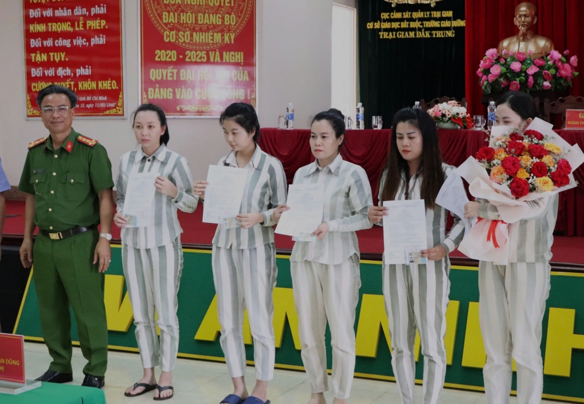 Các phạm nhân nữ ở Trại giam Đắk Trung (Bộ Công an) nhận quyết địch đặc xá