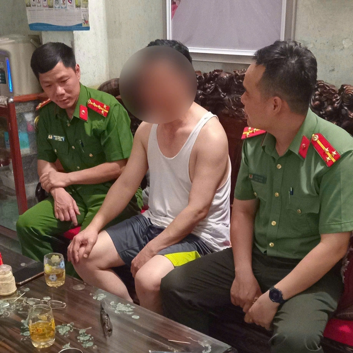 Cán bộ Công an giải thích để người dân hiểu rõ thủ đoạn, hành vi của các đối tượng lừa đảo qua mạng