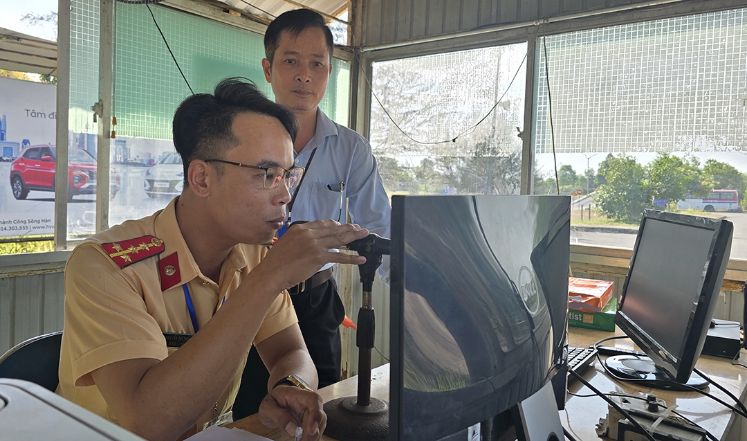 Cảnh sát giao thông thực hiện nhiệm vụ sát hạch