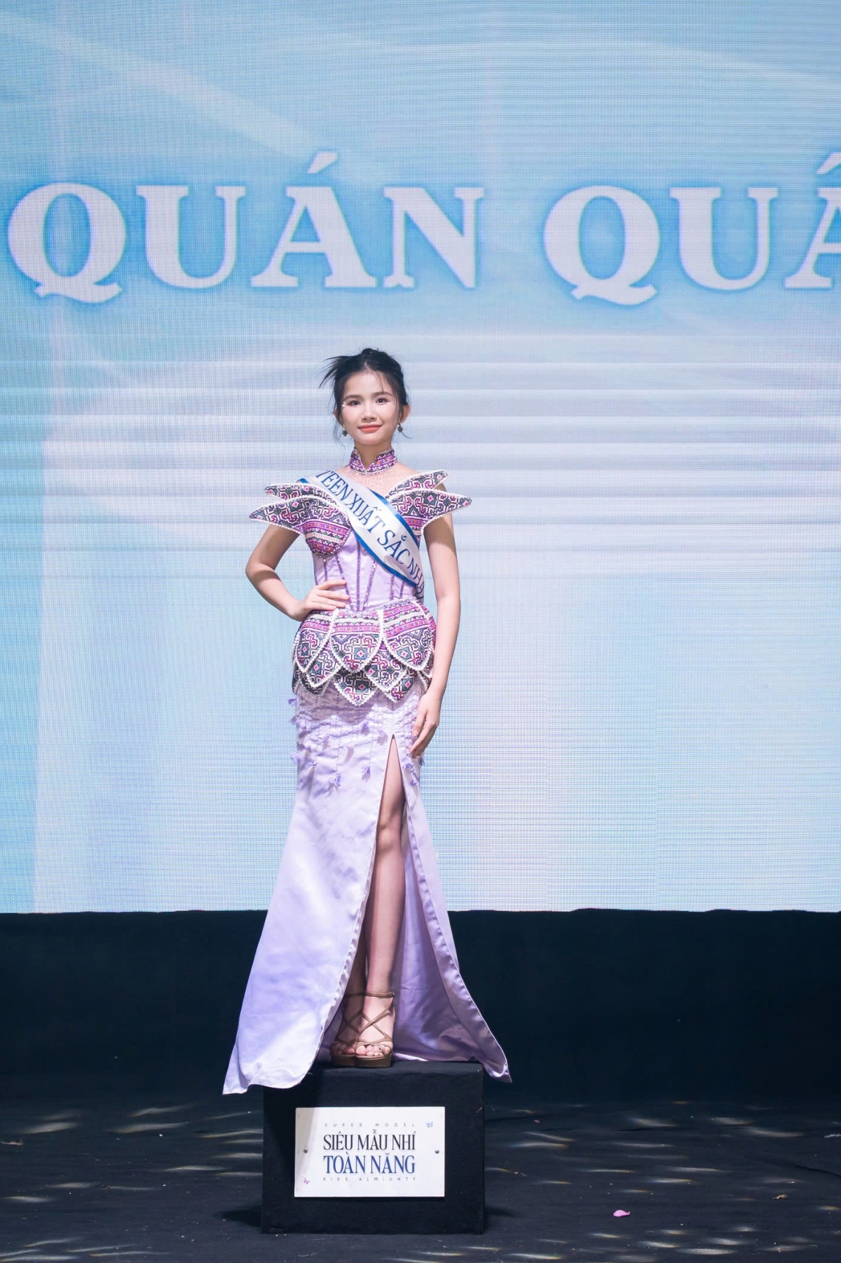 Trong chung kết Siêu mẫu nhí Toàn năng 2025 vừa diễn ra tại Hà Nội, vượt qua nhiều đối thủ, Nguyễn Huỳnh Yến Trang đã xuất sắc giành ngôi vị quán quân và chiếc vương miện đá quý trị giá 500 triệu đồng.