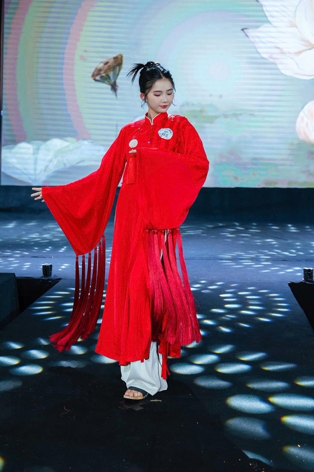 Cô bé sở hữu những bước đi vững vàng, biểu cảm tinh tế và khả năng cảm nhạc tuyệt vời – những tố chất vượt trội giúp em liên tục dẫn đầu trong các phần thi quan trọng.