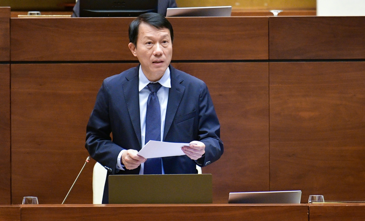 Bộ trưởng Lương Tam Quang trình bày tờ trình tóm tắt về 2 dự án luật.