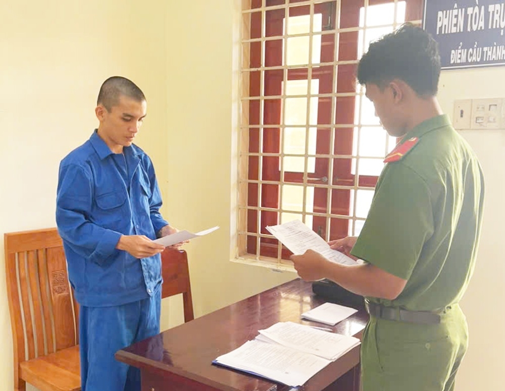 Công an tống đạt các Quyết định đối với bị can Trương Hoài Châu.