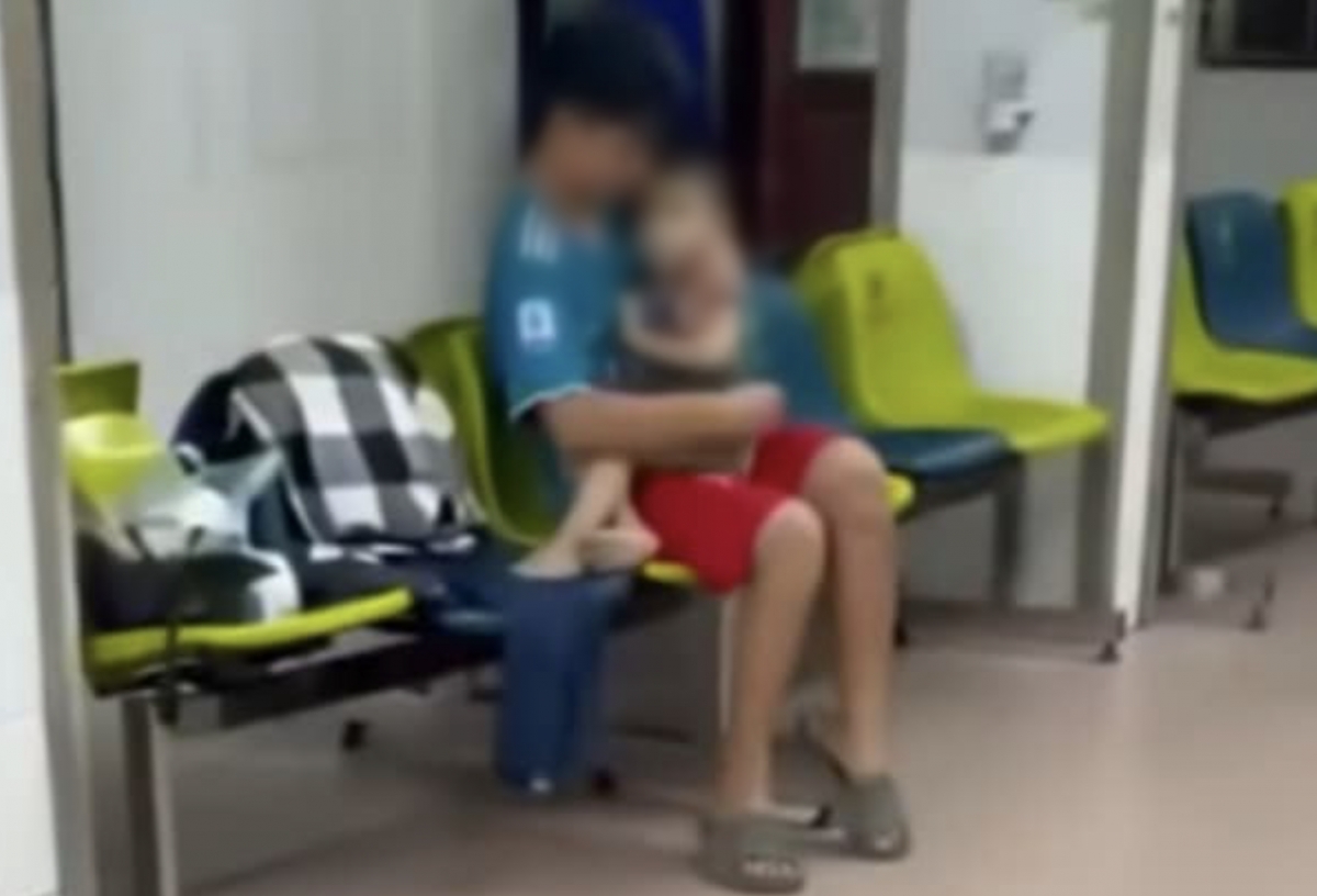Cháu bé ở ngoài hành lang đợi cấp cứu tại bệnh viện. Ảnh: Cắt từ clip