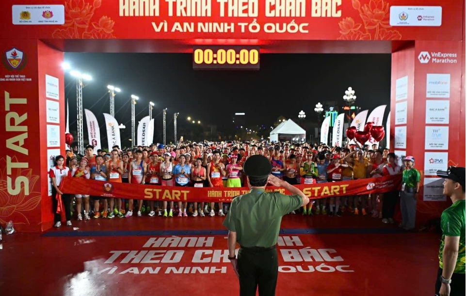 Các vận động viên xuất phát. Ảnh: Minh Quân