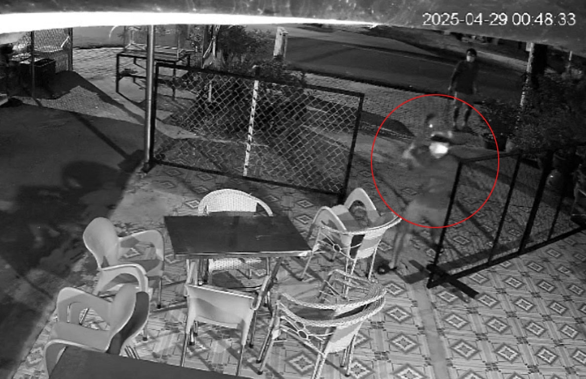 Toàn bộ hành vi của nhóm thanh niên được camera ghi lại 