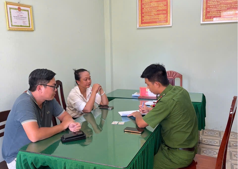 Công an phường Mũi Né giải quyết sự việc chuyển nhầm tài khoản số tiền 1 tỷ đồng. Ảnh: CABT