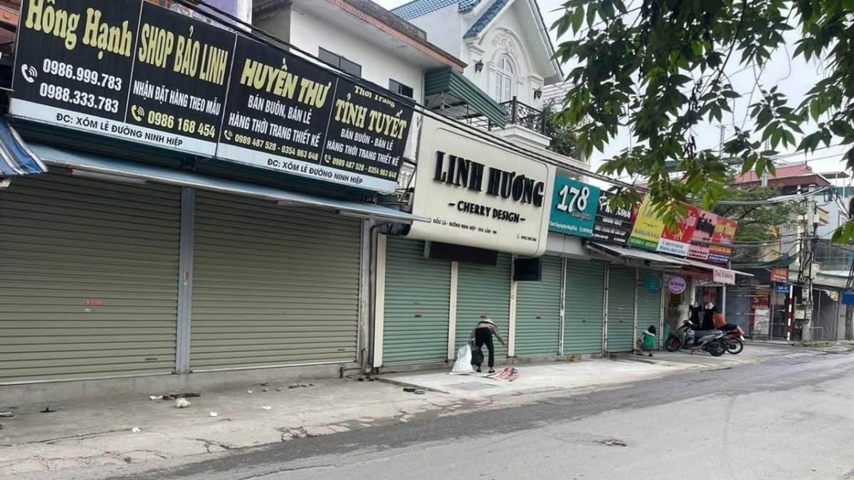 Đoàn kiểm tra đến, tiểu thương chợ Ninh Hiệp đồng loạt đóng cửa.