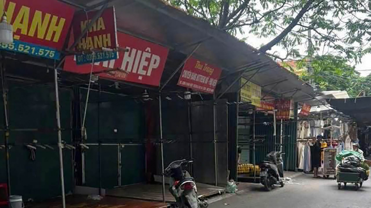 Đoàn kiểm tra đến, tiểu thương chợ Ninh Hiệp đồng loạt đóng cửa.