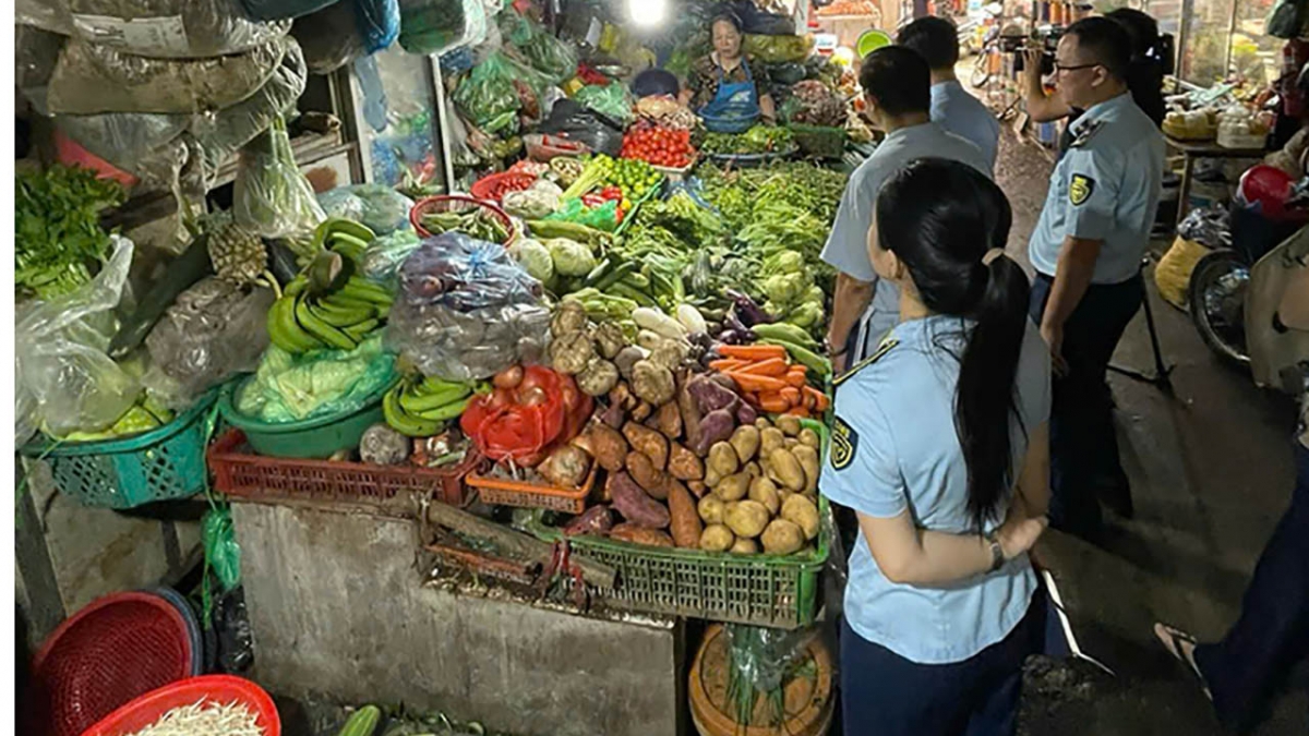 Phần lớn tiểu thương đã ý thức được vấn đề, nhưng do nhu cầu mua sắm bình dân cao và có cầu ắt có cung nên hàng giả, hàng nhái vẫn tồn tại.