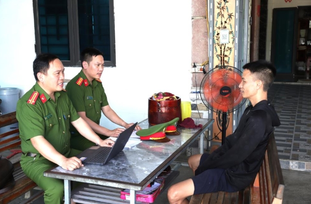 Công an làm việc với đối tượng liên quan xe chở lợn chết đi tiêu thụ. Ảnh: CAHT