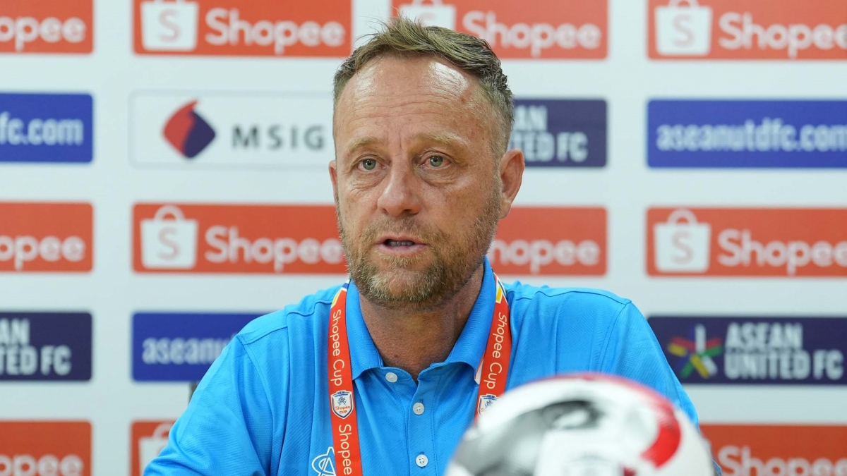 HLV Mano Polking phát biểu trong buổi họp báo trước trận chung kết lượt đi Cúp C1 Đông Nam Á 2024/2025 giữa CLB CAHN vs Buriram United. (Ảnh: CLB CAHN)