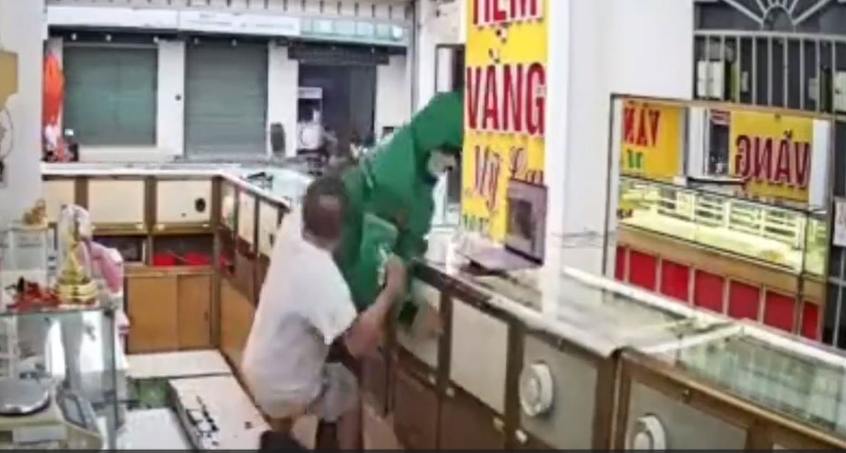 Nghe tiếng la hét của bà chủ, người nhà chạy ra bắt giữ đối tượng