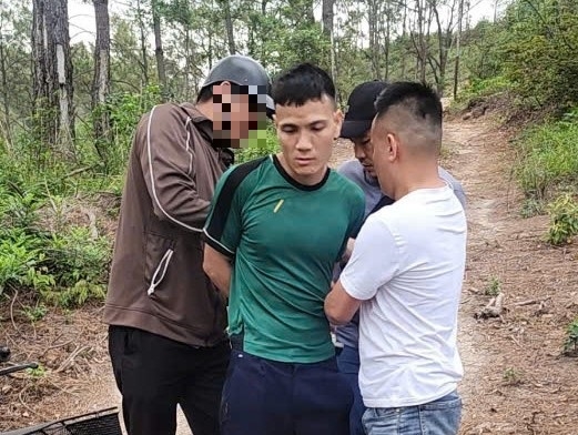  Nguyễn Văn Báo (mặc áo xanh) thời điểm bị bắt giữ (Ảnh: Công an tỉnh Quảng Ninh cung cấp)