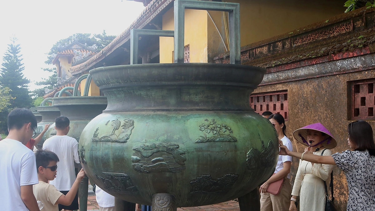 Bảo vật quốc gia Cửu Đỉnh được trưng bày trong không gian mở cho du khách tham quan.