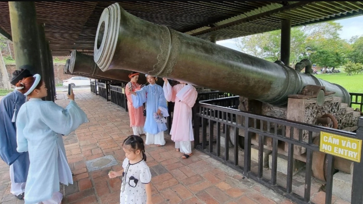 Việc trưng bày bảo vật quốc gia trong không gian mở phục vụ du khách mà không có hình thức bảo vệ đặc biệt sẽ rất khó đảm bảo an toàn.