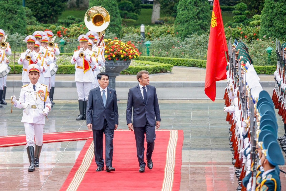 Chủ tịch nước Lương Cường mời Tổng thống Pháp Emmanuel Macron duyệt Đội danh dự Quân đội nhân dân Việt Nam