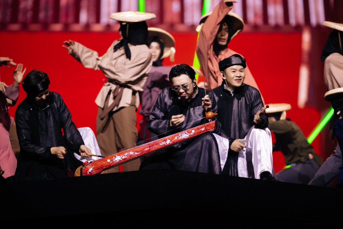 Trong đại tiệc âm nhạc, SOOBIN không quên chọn kể về nguồn cội của chính mình trên sân khấu live-concert solo đầu tiên của chính mình. Nam ca sĩ phá cách, chơi đàn bầu, hát xẩm cùng bố - NSND Huỳnh Tú tái hiện không gian làng quê Bắc Bộ trên sân khấu âm nhạc hiện đại. Các ca khúc Mục hạ vô nhân, Ngồi tựa mạn thuyền lần lượt vang lên, mang đến cho khán giả những cung bậc cảm xúc vô cùng đặc biệt xen lẫn tự hào.