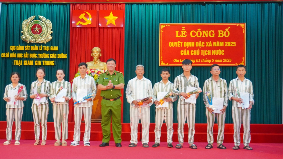 Lãnh đạo trại giam Gia Trung trao quyết định đặc xá cho phạm nhân