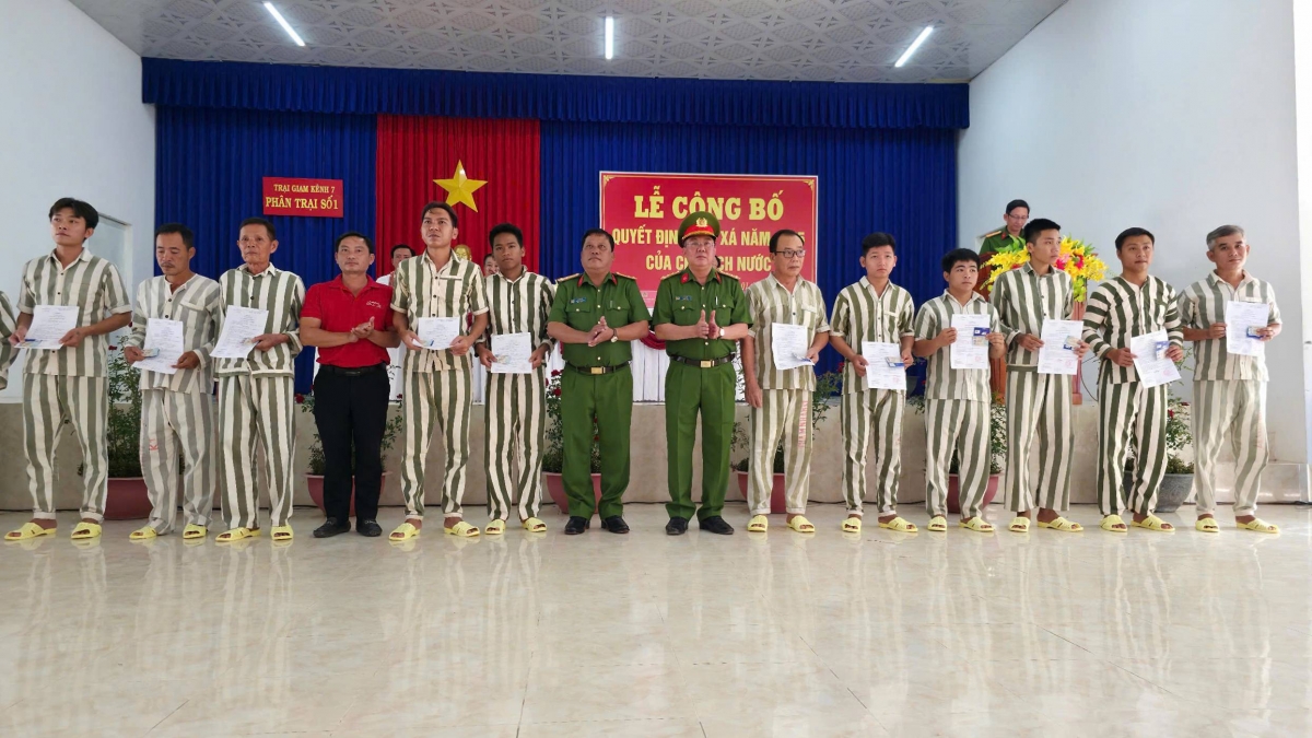 Các phạm nhân nhận quyết định đặc xá của Chủ tịch nước