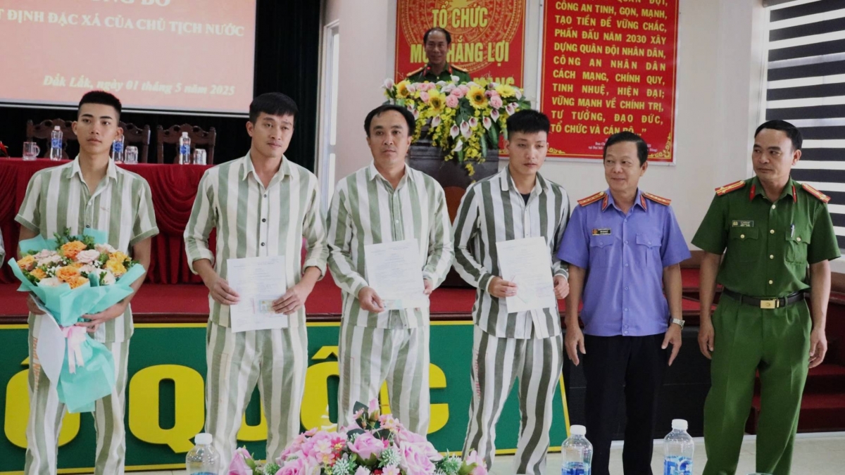 Phạm nhân tại Trại giam Đắk Trung nhận quyết định đặc xá