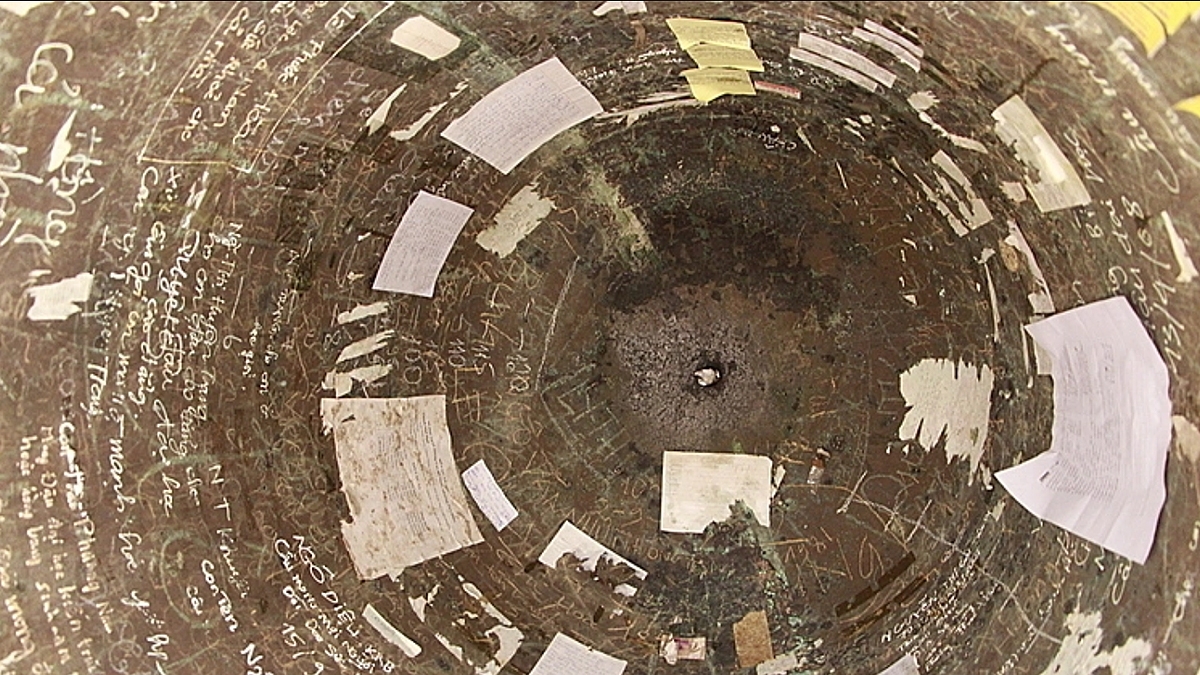 Đại Hồng Chung tại chùa Thiên Mụ chằng chịt vết tích được vẽ, viết lên làm hư hỏng