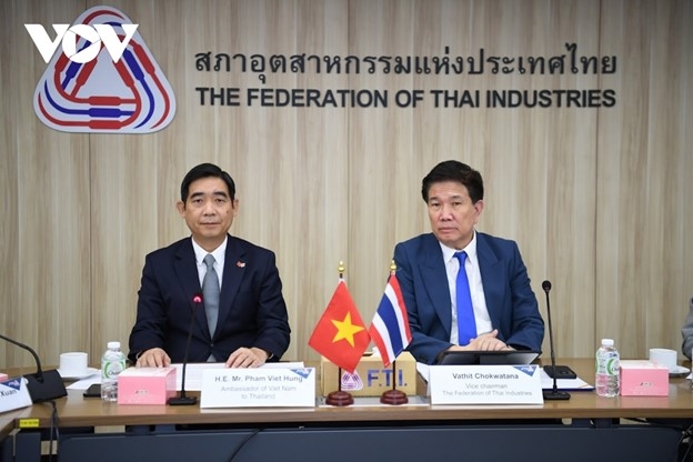 Đại sứ Việt Nam tại Thái Lan Phạm Việt Hùng và Phó Chủ tịch Liên đoàn Công nghiệp Thái Lan Vathit Chokwatana tại Hội thảo "Thúc đẩy kết nối logistics giữa Thái Lan và Việt Nam" tháng 10/2024